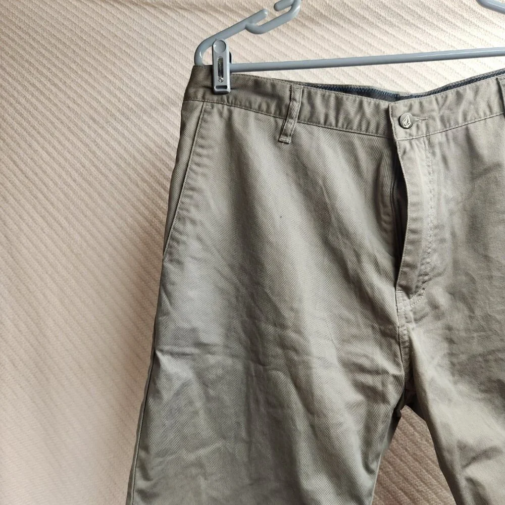 1194 - Volcom 36W Modern Fit Shorts - Picture 2 of 8